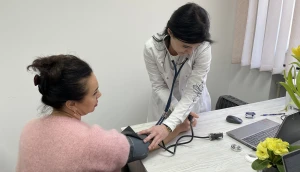 Юлія Галінська вимірює артеріальний тиск і пульс пацієнтки