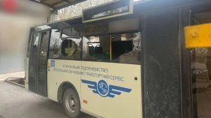 Пошкоджений автобус після російського обстрілу 