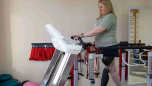 жінка з ампутацією