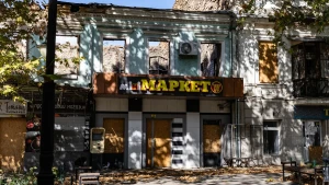 Пошкоджена будівля магазину у Херсоні