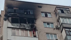 Наслідки удару по багатоповерхівці у Херсоні 