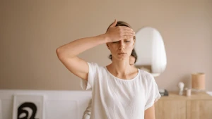 у жінки болить голова