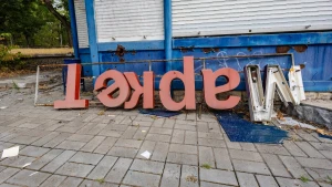 Пошкоджена вивіска у Херсоні