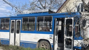 Тролейбус, який атакували російські військові. Фото: ГУ Нацполіції у Херсонській області