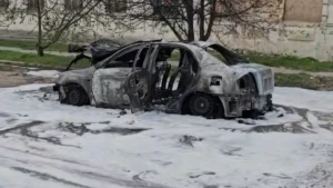 Наслідки атаки російського безпілотника по автівці у Корабельному районі Херсона 29 березня 2026 року