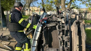 Наслідки удару російського дрона по автівці у Центральному районі Херсона