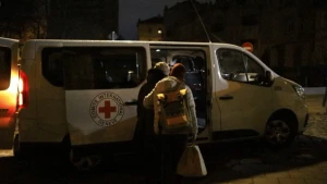 Представники Червоного Хреста проводять евакуацію.  Фото: Суспільне.Львів