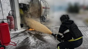 Наслідки удару по АЗС у Херсоні 