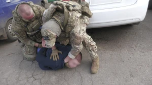 Це зображення представлене у пропагадистському ЗМІ як нібито затримання фігуранта розслідування