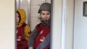 Евакуація матері з дітьми та літнього подружжя