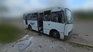 Пошкоджене внаслідок удару російського дрона маршрутне таксі у Херсоні. 2 травня 2026 року. Фото: Херсонська ОВА