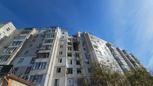 Пошкоджена багатоповерхівка внаслідок атаки російських безпілотників. 