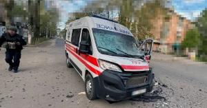 Пошкоджена автівка швидкої допомоги.