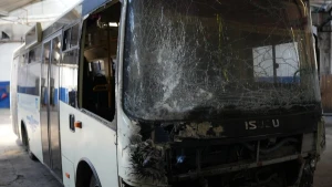 Пошкоджений внаслідок російської атаки автобус у Херсоні