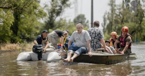 Евакуація цивільних в Херсоні після підриву окупантами Каховської ГЕС. 