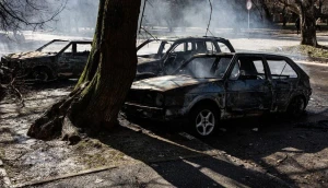 Автівки після російськї атаки у Херсоні 