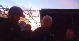 Скриншот з відео евакуції з Facebook-сторінки поліції Херсонської області