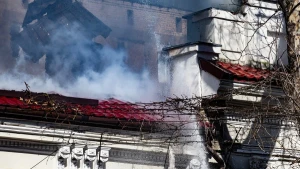 Пожежа внаслідок атаки російського дрона у Херсоні 28 лютого 2026 року.
