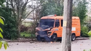 Автівка комунального підприємства, яку атакував російський дрон. Фото: Херсонська МВА