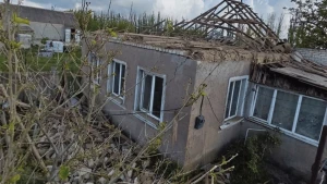 Руйнування у будинку внаслідок атаки російських дронів у Шевченківці на Херсонщині