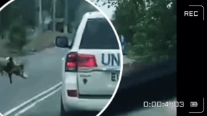 Скриншот з відео пропагандистських пабліків. Російський дрон за мить до удару по автівці ООН у Херсоні
