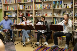 Під звуки музики та обстрілів. Як херсонці танцювали та спілкувалися в укритті 