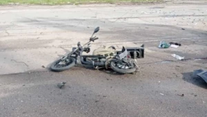 Російські війська 24 квітня у Зеленівці атакували FPV-дроном мопед, внаслідок чого загинули чоловік та жінка. Фото: поліція Херсонської області
