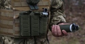 Ілюстративне фото: Military Media Center. Українська димова граната ДГ-01, квітень 2023 року. 