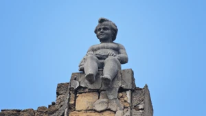 Статуя на готелі "Європейський" у Херсоні. Автор фото — Олександр Мальон. Робота від 24 квітня 2021 року. Фото: сайт "Вікі любить пам'ятки"