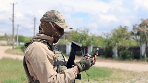 Поліціянт під час евакуації родини з дітьми у травні 2026 року. Фото: ГУ Нацполіції у Херсонській області