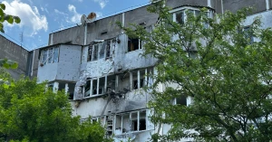 Пошкоджена багатоповерхівка в центрі Херсона. Фото: Олена Гнітецька / Вгору