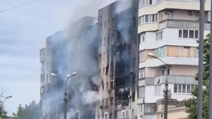 Наслідки ударів по багатоповерхівці Дніпровського району Херсона, горить будинок