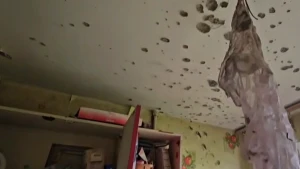 Посічена уламками стеля у квартирі багатоповерхівки, яку атакували російські військові