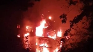 Наслідки ударів по багатоповерхівці Дніпровського району Херсона, горить будинок