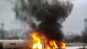 Зображення ілюстративне. Фото: наслідки атаки військових РФ по автозаправній станції у Херсоні 4 січня 2026 року. Фото: ДСНС Херсон