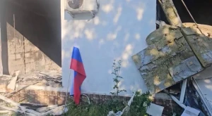 Фото: Зруйнована будівля окупаційної адміністрації в смт Лазурне. Знімок екрана з російських медіа