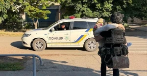 Евакуація маломобільної літньої жінки з її донькою на Херсонщині. Фото: поліція Херсонської області