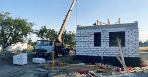 Ремонтні роботи у Посад-Покровському в липні 2025 року. Фото Держагентства відновлення та розвитку інфраструктури  
