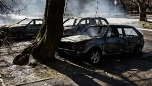 Автівки після російськї атаки у Херсоні 