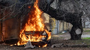 Горить автівка, яку атакували російські військові 