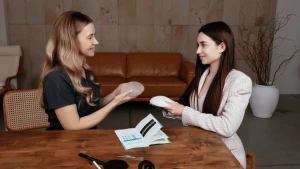Консультація з пластичним хірургом щодо збільшення грудей та вибору імплантів