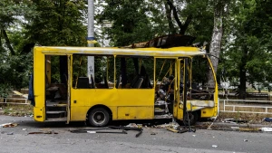 Маршрутка у Херсоні, яку атакував 9 липня російський дрон. Фото Олександра Андрющенка / "Вгору"
