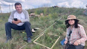 Надія Скобель з її науковим керівником Іваном Мойсієнком під час дослідження курганів півдня України
Всі фото надала Надія

