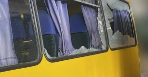 пошкоджений автобус, вибиті вікна