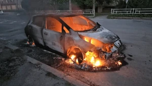 Автівка палає після удару російського дрона у Херсоні. Фото: Херсонська ОВА