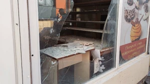 Наслідки атаки російського дрона по магазині у Херсоні. Фото: Херсонська МВА