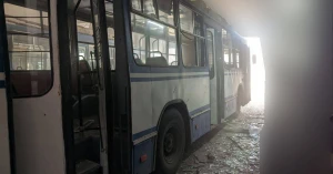 Пошкоджений тролейбус у Херсоні внаслідок удару російським БПлА. Фото: ХМВА