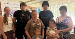 Евакуйовані жінка та малолітні діти. Фото: поліція Херсонської області