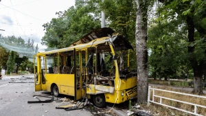 Атакований російським дроном автобус у Херсоні. Фото: Олександра Андрющенка / "Вгору" 