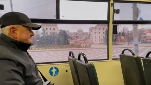 Пасажир у громадському транспорті у Херсоні. Скриншот із відео Валентини Пономарьової\”Вгору”